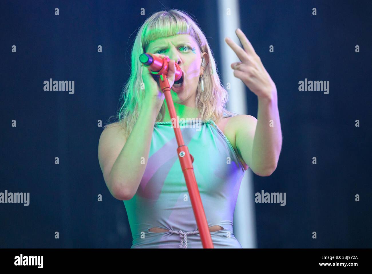 Oslo, Norvegia. 13 giugno 2025. La cantante e cantautrice norvegese Aurora esegue un concerto dal vivo durante il festival musicale norvegese Piknik i Parken 2025 a Oslo. Foto Stock