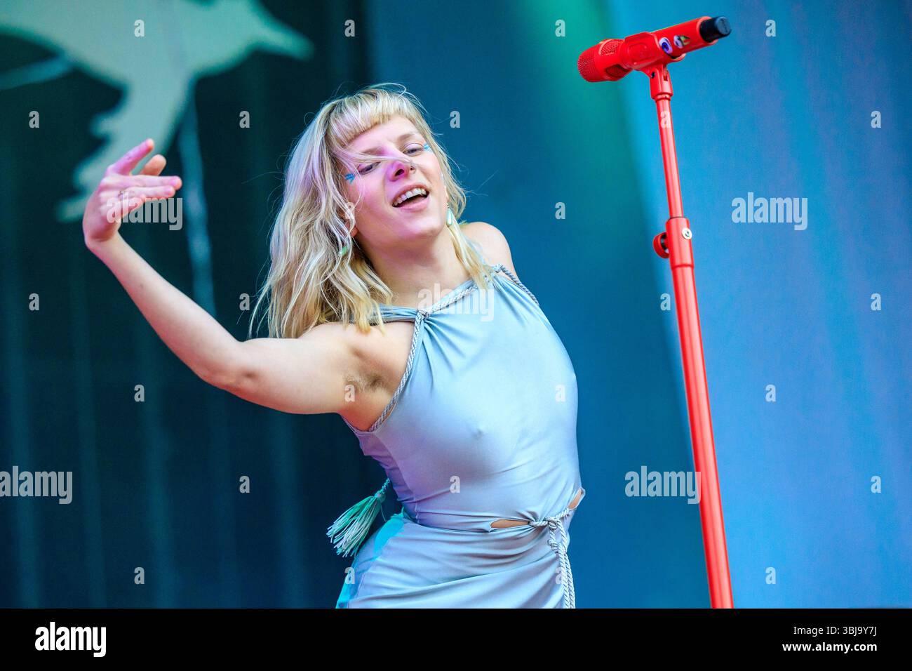 Oslo, Norvegia. 13 giugno 2025. La cantante e cantautrice norvegese Aurora esegue un concerto dal vivo durante il festival musicale norvegese Piknik i Parken 2025 a Oslo. Foto Stock
