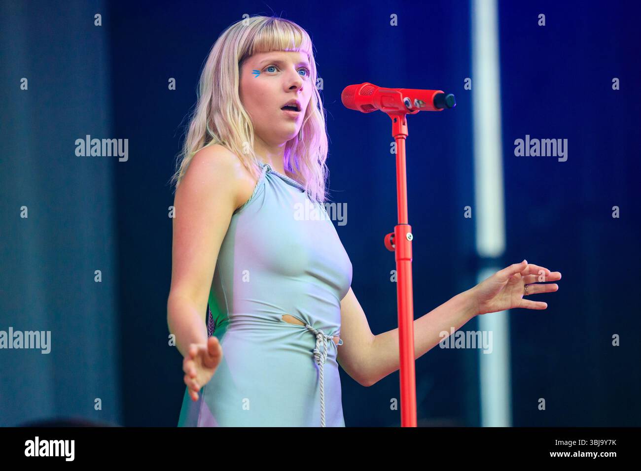 Oslo, Norvegia. 13 giugno 2025. La cantante e cantautrice norvegese Aurora esegue un concerto dal vivo durante il festival musicale norvegese Piknik i Parken 2025 a Oslo. Foto Stock