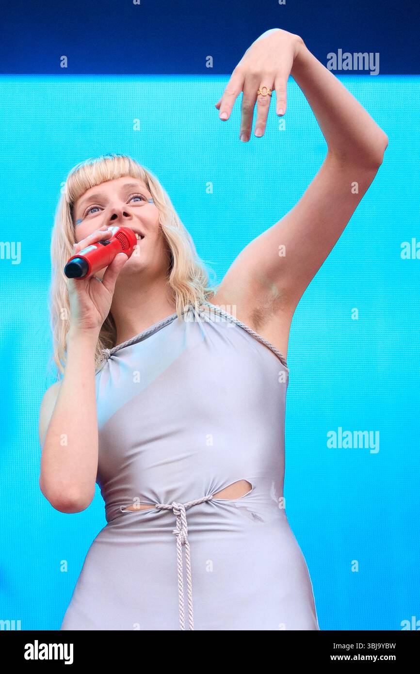 Oslo, Norvegia. 13 giugno 2025. La cantante e cantautrice norvegese Aurora esegue un concerto dal vivo durante il festival musicale norvegese Piknik i Parken 2025 a Oslo. Foto Stock