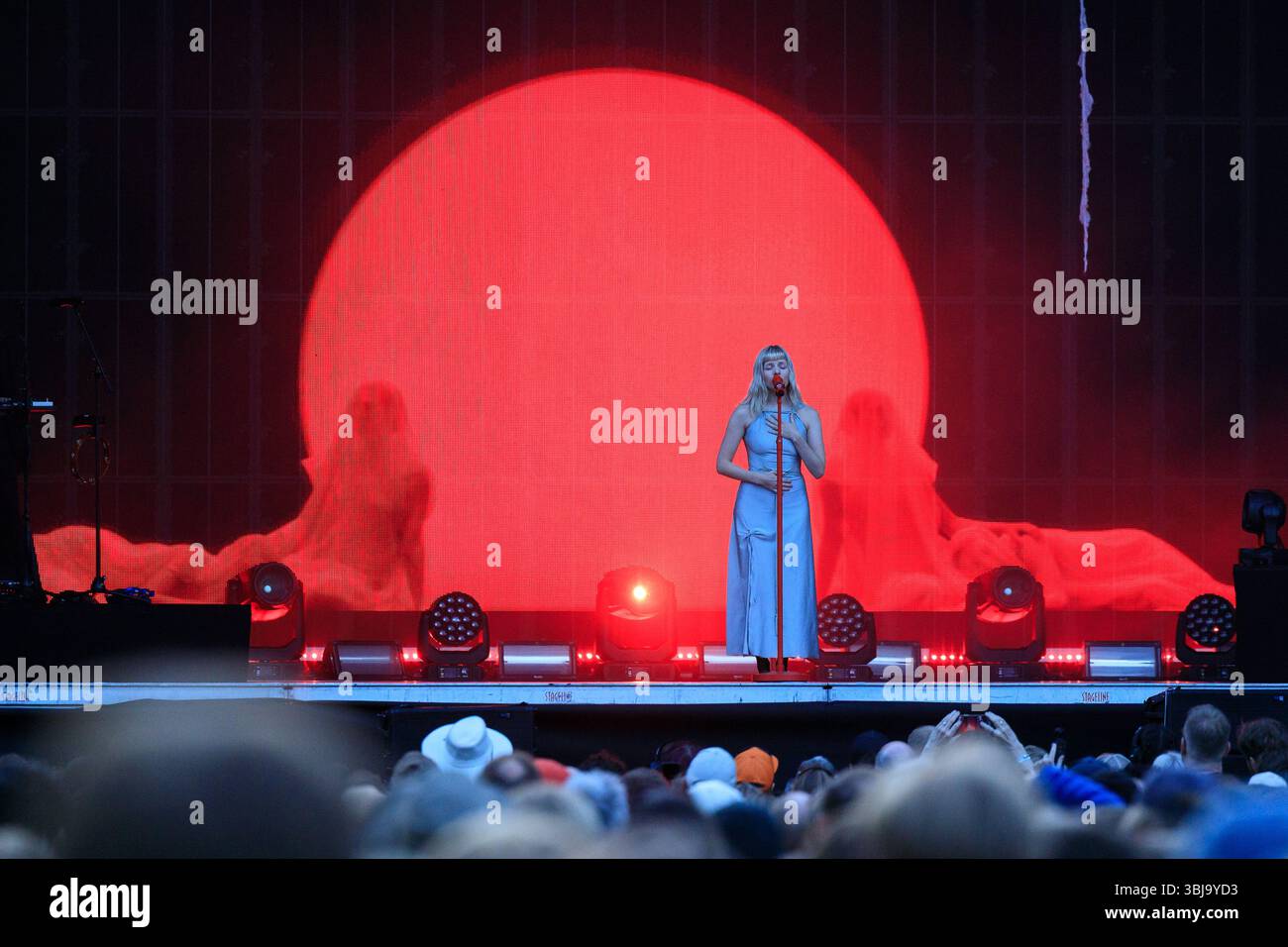 Oslo, Norvegia. 13 giugno 2025. La cantante e cantautrice norvegese Aurora esegue un concerto dal vivo durante il festival musicale norvegese Piknik i Parken 2025 a Oslo. Foto Stock