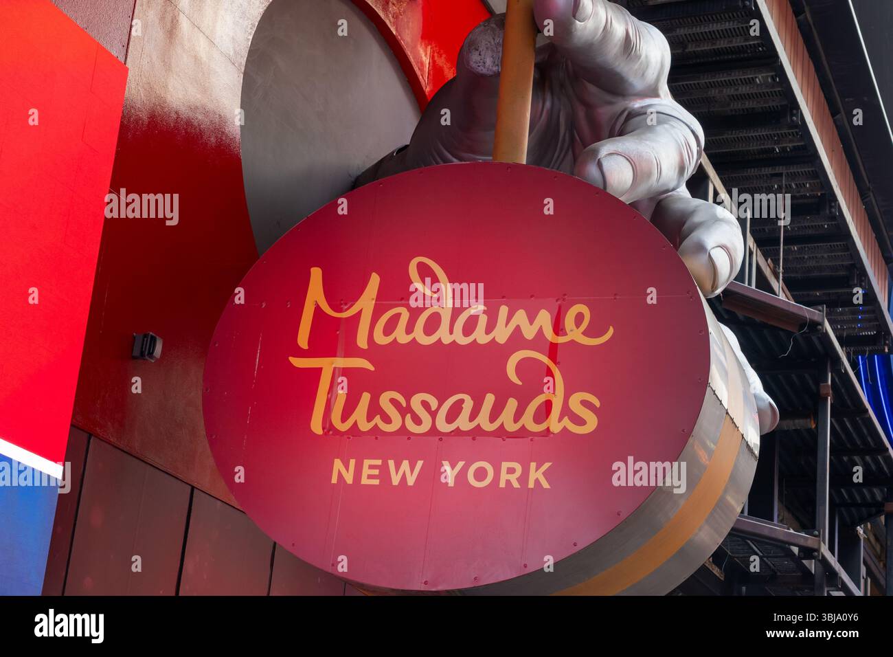 Cartello del Museo delle cere Madame Tussauds sull'edificio situato sulla 42a strada nel quartiere di Times Square di Midtown Manhattan. Foto Stock