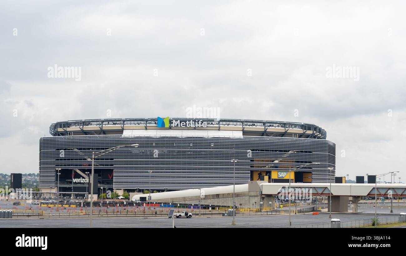 Vista dello stadio MetLife e della passerella pedonale dal centro commerciale American Dream a East Rutherford, New Jersey, USA. Foto Stock