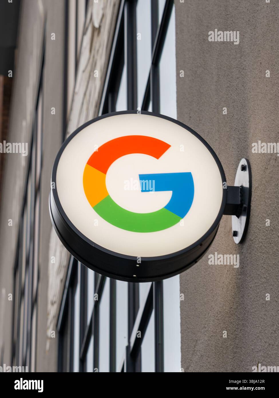 New York, NY, USA - 22 agosto 2022: Primo piano del logo Google sul suo edificio degli uffici a New York City, USA. Foto Stock