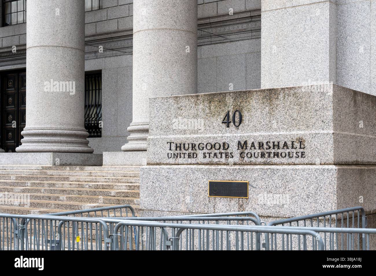 New York City, USA - 22 agosto 2022: L'insegna di Thurgood Marshall United States Courthouse nel quartiere Civic Center di Lower Manhattan a New York Foto Stock