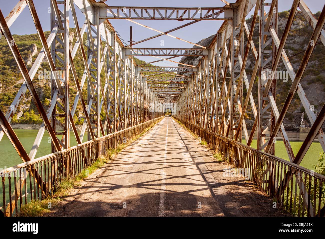 Santa Maria de la Peña, Spagna, 28 agosto 2024: Symmetry and Shadows: The Architectural Beauty of Puente de la Peña Foto Stock