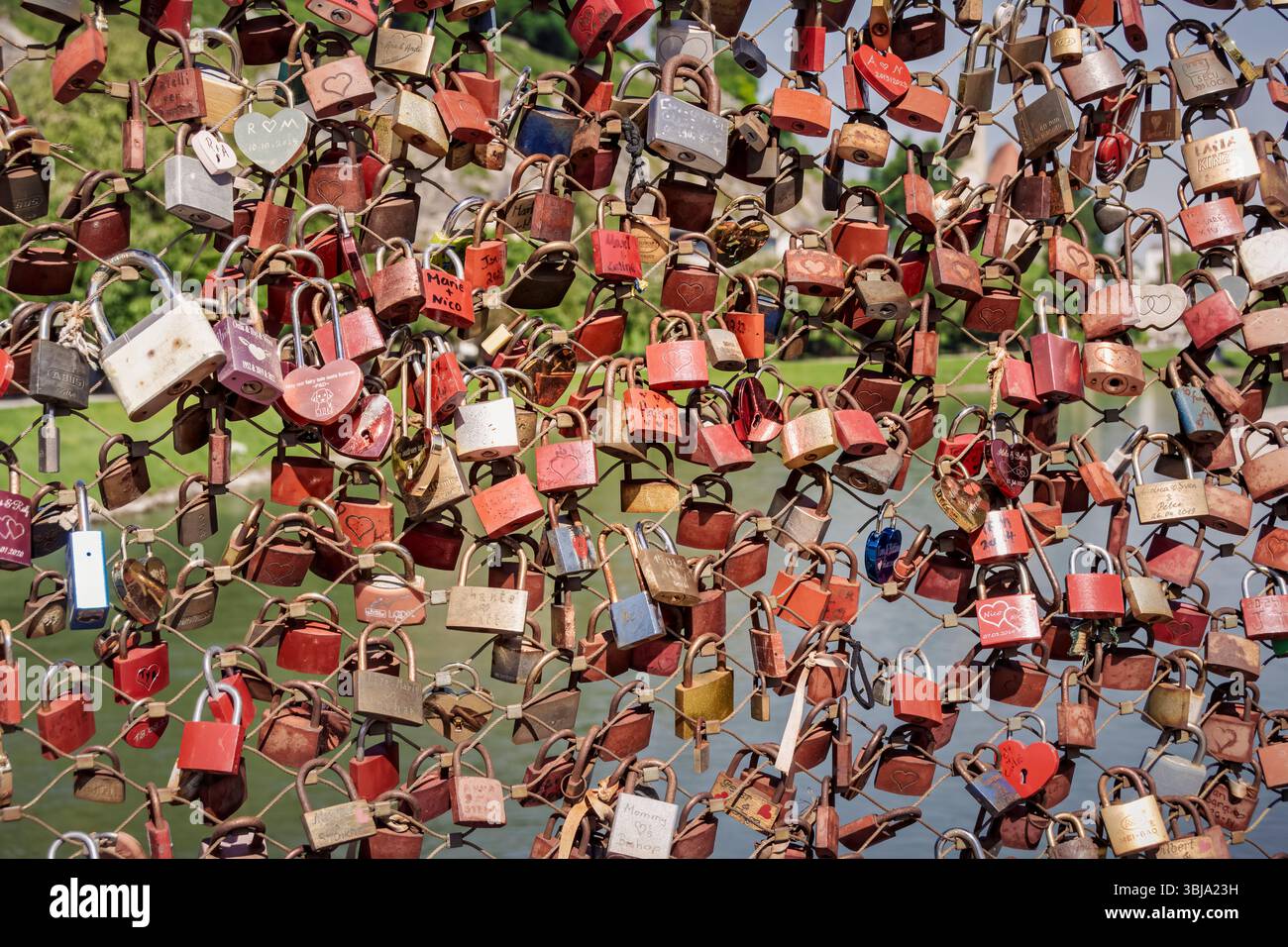 Salisburgo, Austria, 14 maggio 2025: Locks of Affection: A Symbolic display on Salzburg's Marko-Feingold-Steg Foto Stock