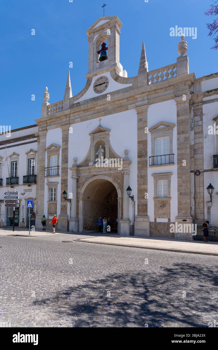 Arco da Vila porta d'ingresso alla città vecchia di Faro, Portogallo. Arco da Vila è la porta di Faro, l'ingresso principale del centro storico. Foto Stock