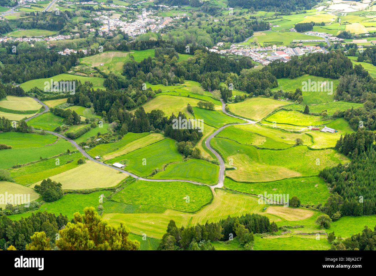 Vista aerea del villaggio di Furnas e del paesaggio dei campi in primavera. Isola di Sao Miguel, Azzorre, Portogallo. Foto Stock