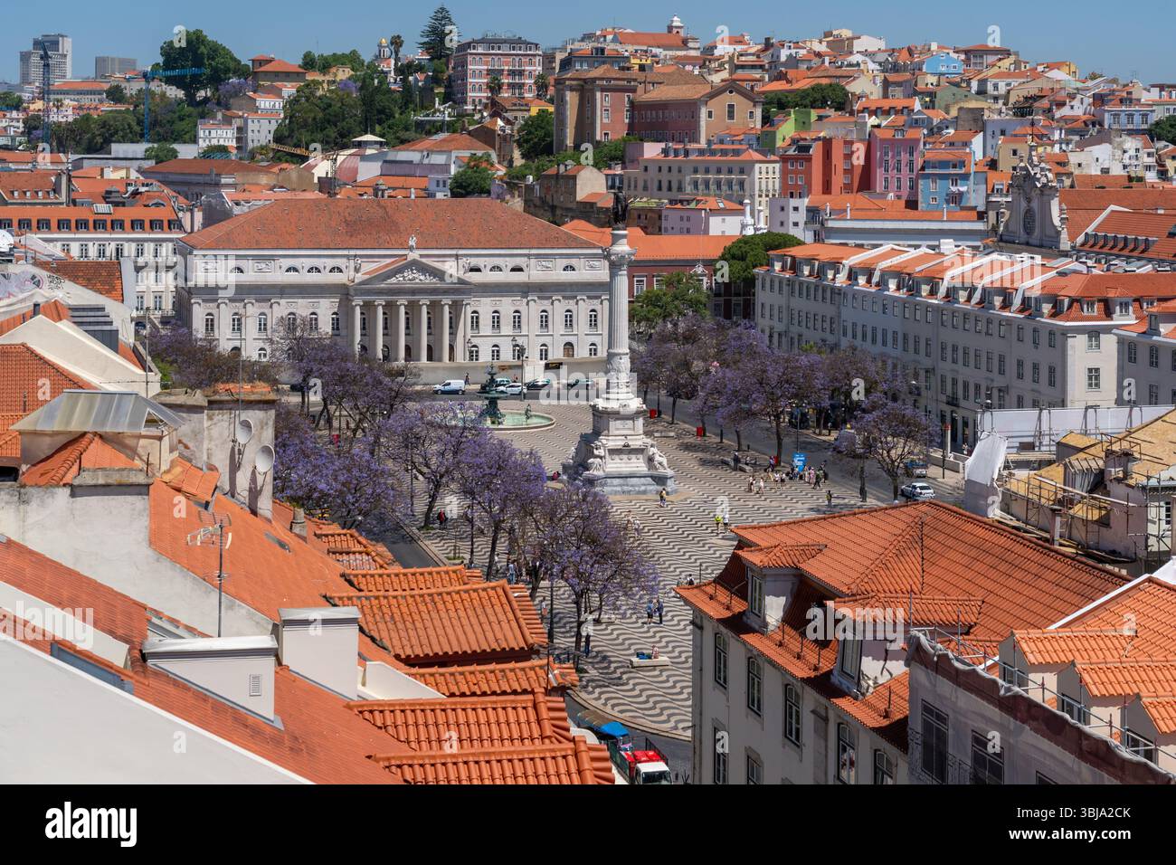 Vista di Piazza Rossio e della città circostante dalla cima dell'ascensore di Santa Justa a Lisbona, Portogallo. Foto Stock