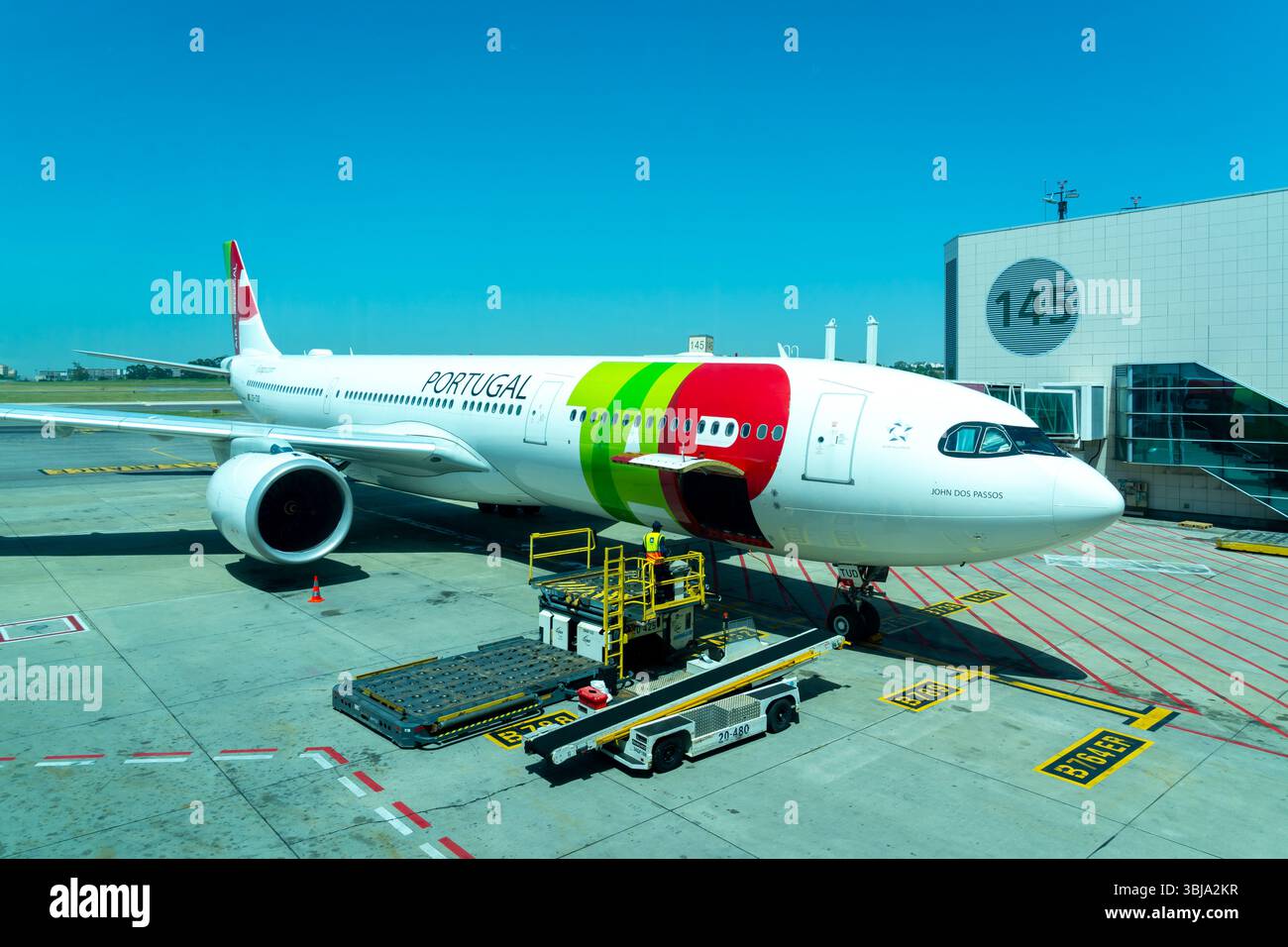 Lisbona, Portogallo - 29 maggio 2025: Un aereo Air Portugal parcheggiato all'aeroporto di Lisbona, Portogallo Foto Stock