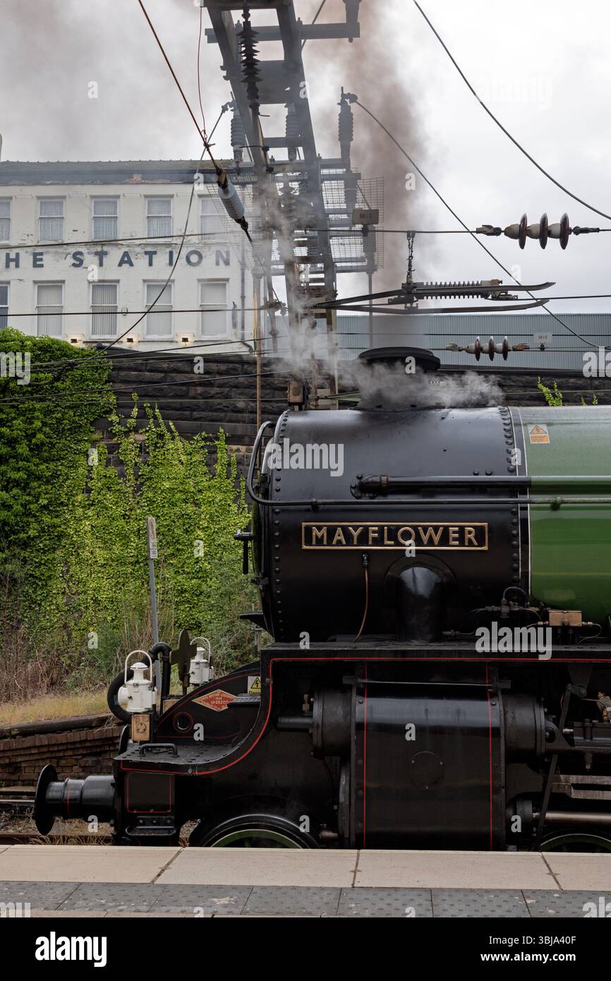 61306 "Mayflower" al binario 6 della stazione ferroviaria di Preston, che lavora l'1Z61 0617 da Leicester a Carlisle, con 57002 e 57311. Sabato 14 giugno 2025. Foto Stock