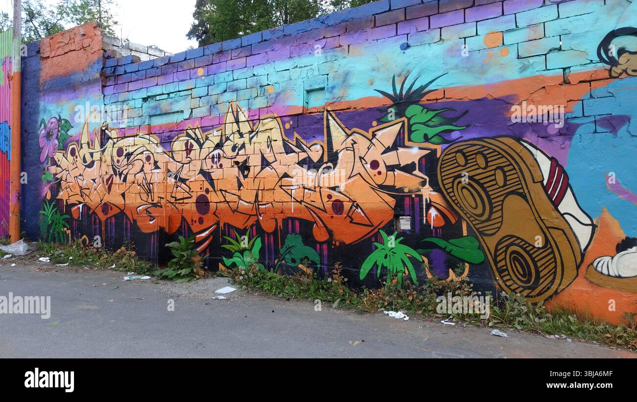 Stoccolma, Svezia, 3 giugno 2025. Bestia primaverile. Mostra di graffiti alla periferia della città. Scarpe da ginnastica. Foto Stock