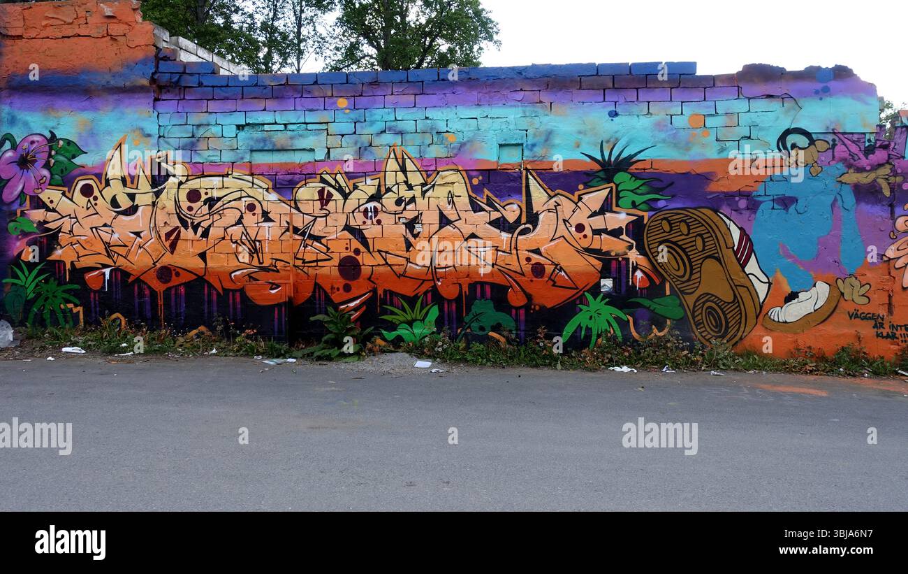 Stoccolma, Svezia, 3 giugno 2025. Bestia primaverile. Mostra di graffiti alla periferia della città. Scarpe da ginnastica. Foto Stock