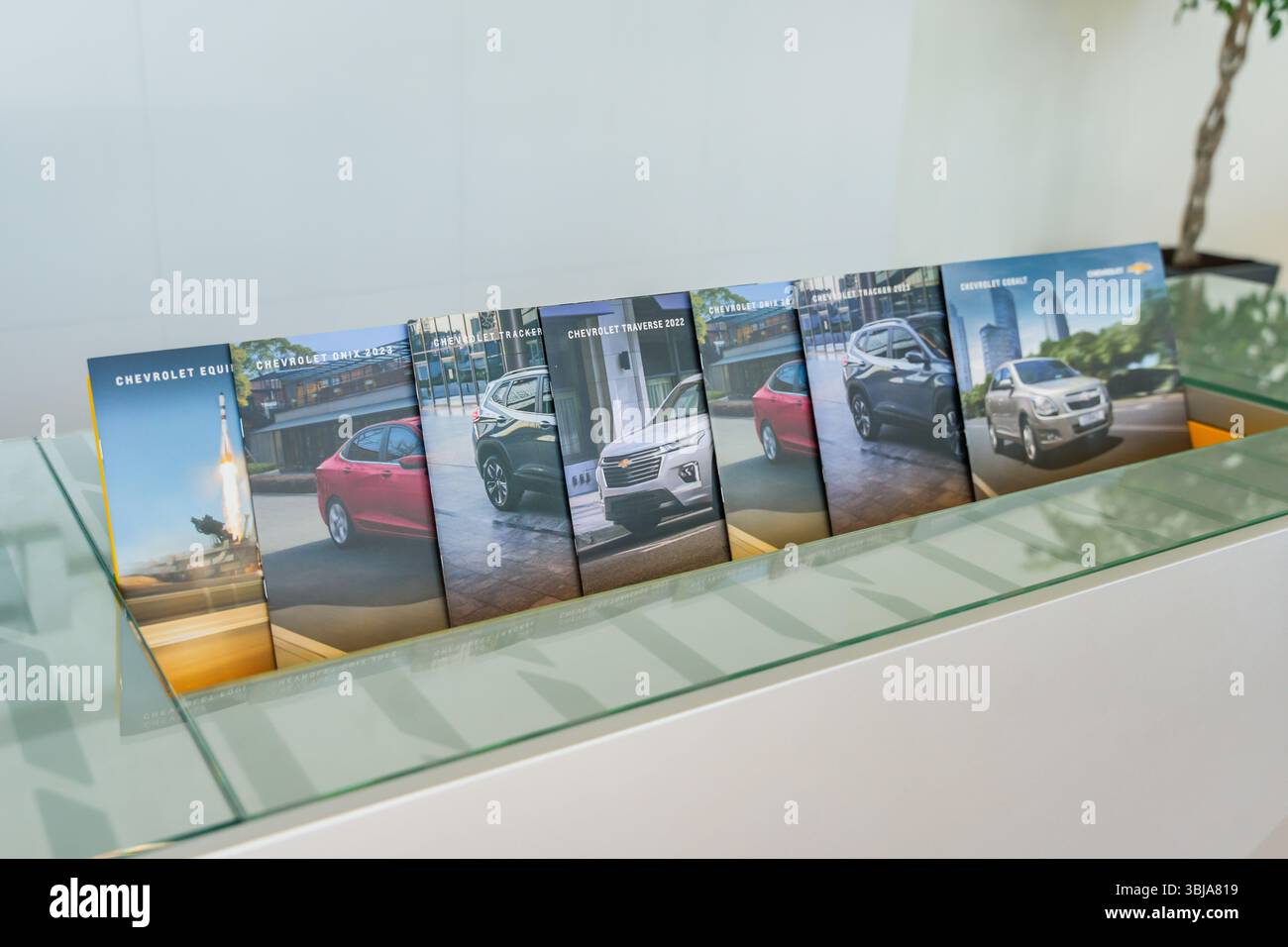 Almaty, Kazakistan - 11 giugno 2025: Brochure del marchio automobilistico Chevrolet in concessionaria. Comprare una macchina nuova Foto Stock