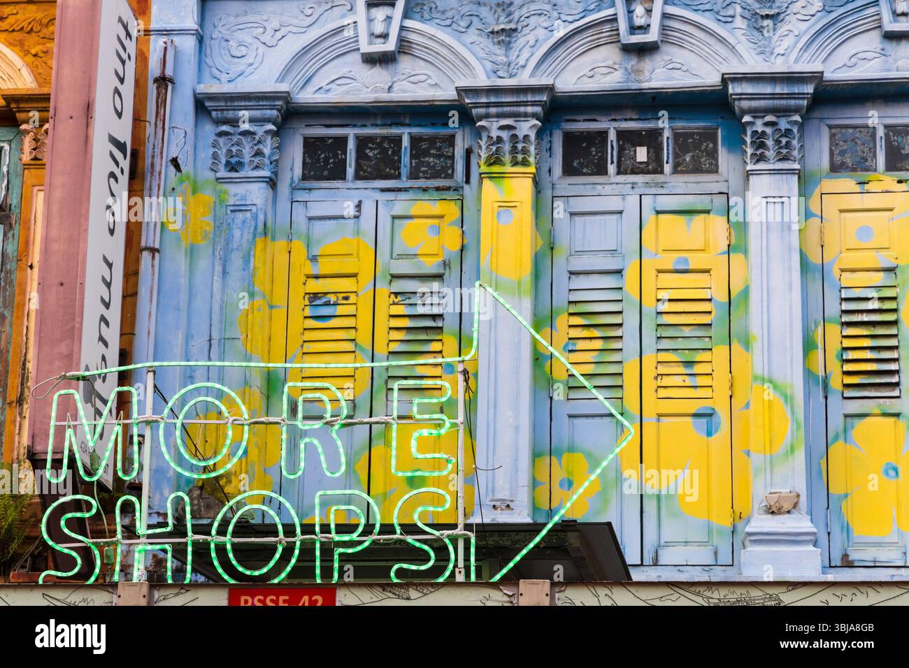 Persiane colorate a Chinatown, Singapore Foto Stock