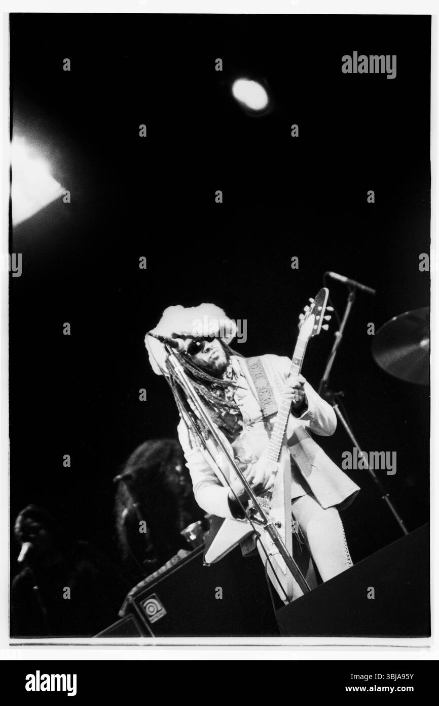 LENNY KRAVITZ, HEADLINER, GLASTONBURY 93: Lenny Kravitz headlines on the Pyramid Stage al Glastonbury Festival, Pilton, Inghilterra, sabato 26 1993 giugno. Fotografia: ROB WATKINS Foto Stock