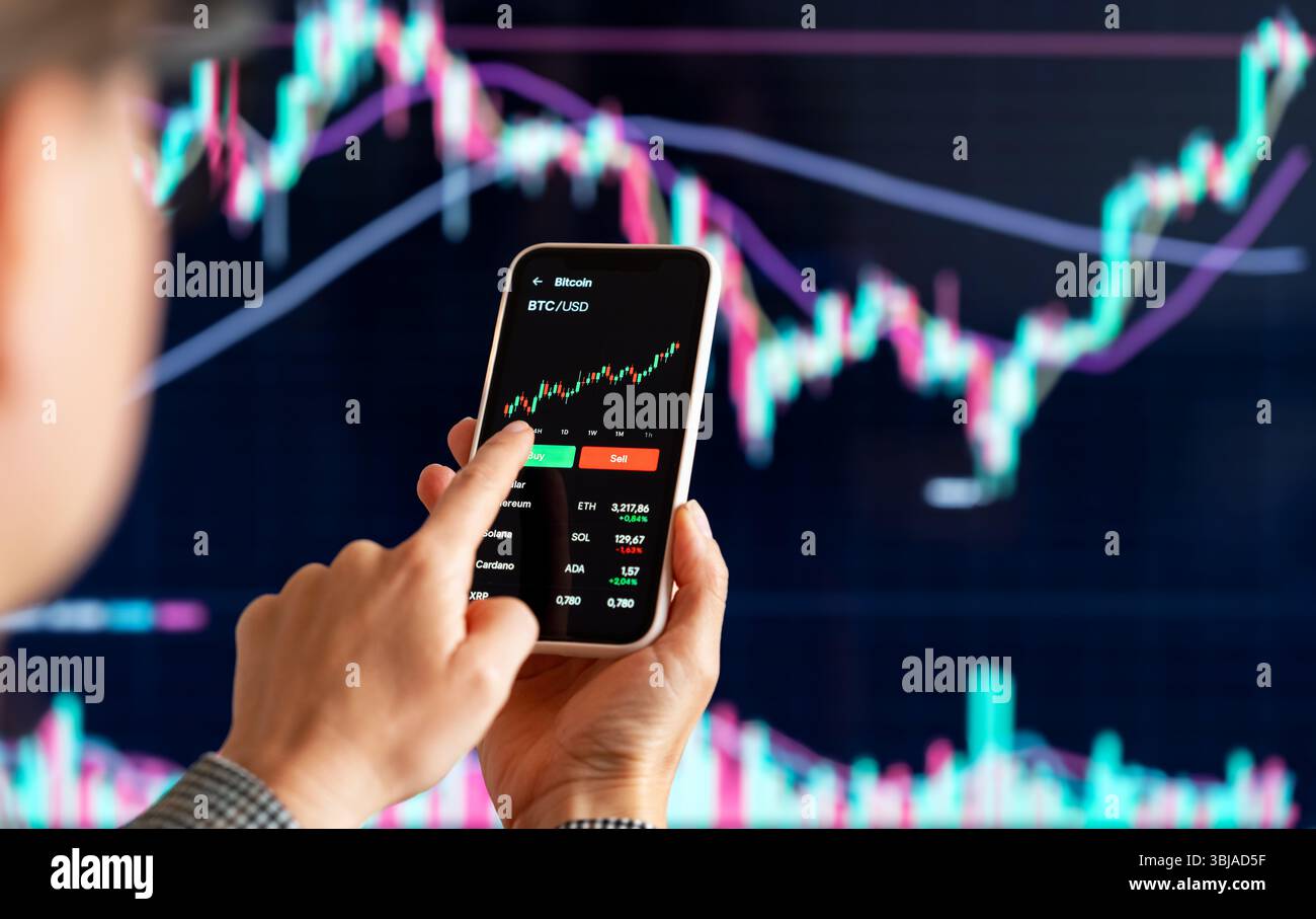 Investitore digitale femminile che analizza le tendenze delle criptovalute su smartphone. Foto Stock