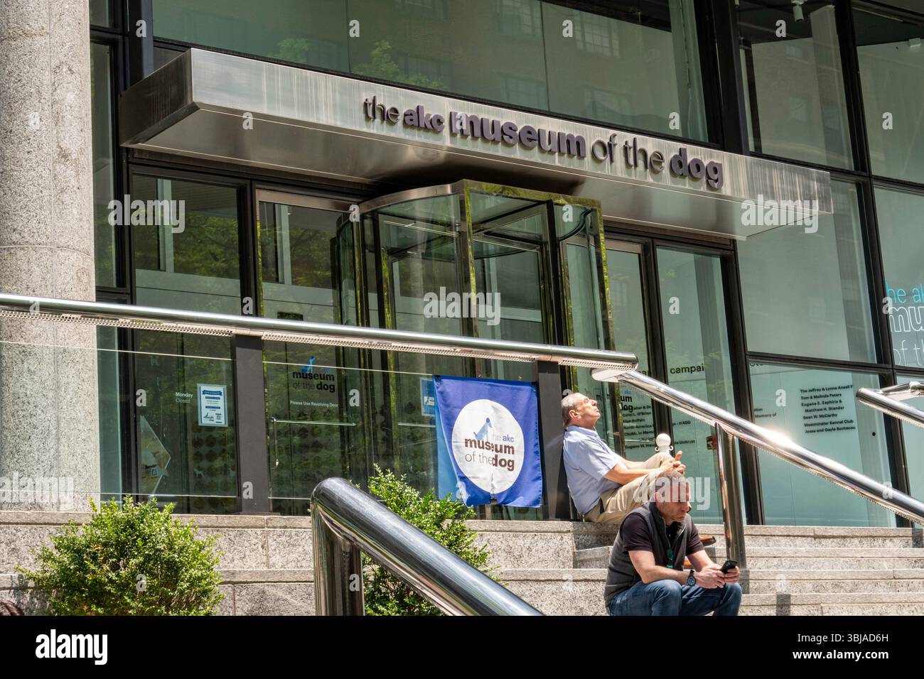 Lo spazio pubblico dell'edificio Kalikow offre una destinazione per pranzo per i lavoratori d'ufficio, New York City, USA 2025 Foto Stock