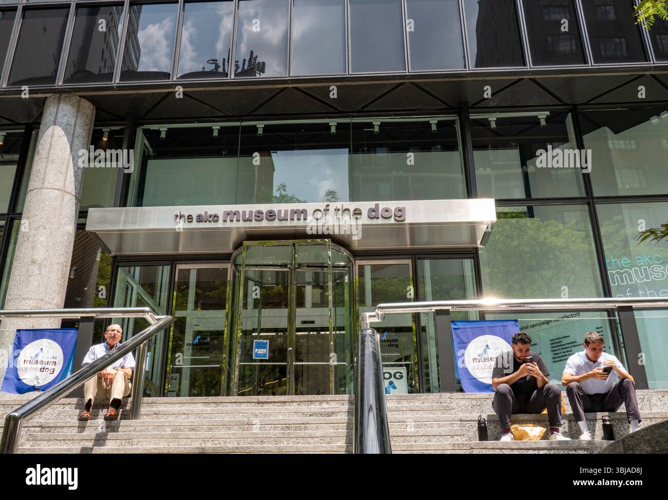 Lo spazio pubblico dell'edificio Kalikow offre una destinazione per pranzo per i lavoratori d'ufficio, New York City, USA 2025 Foto Stock