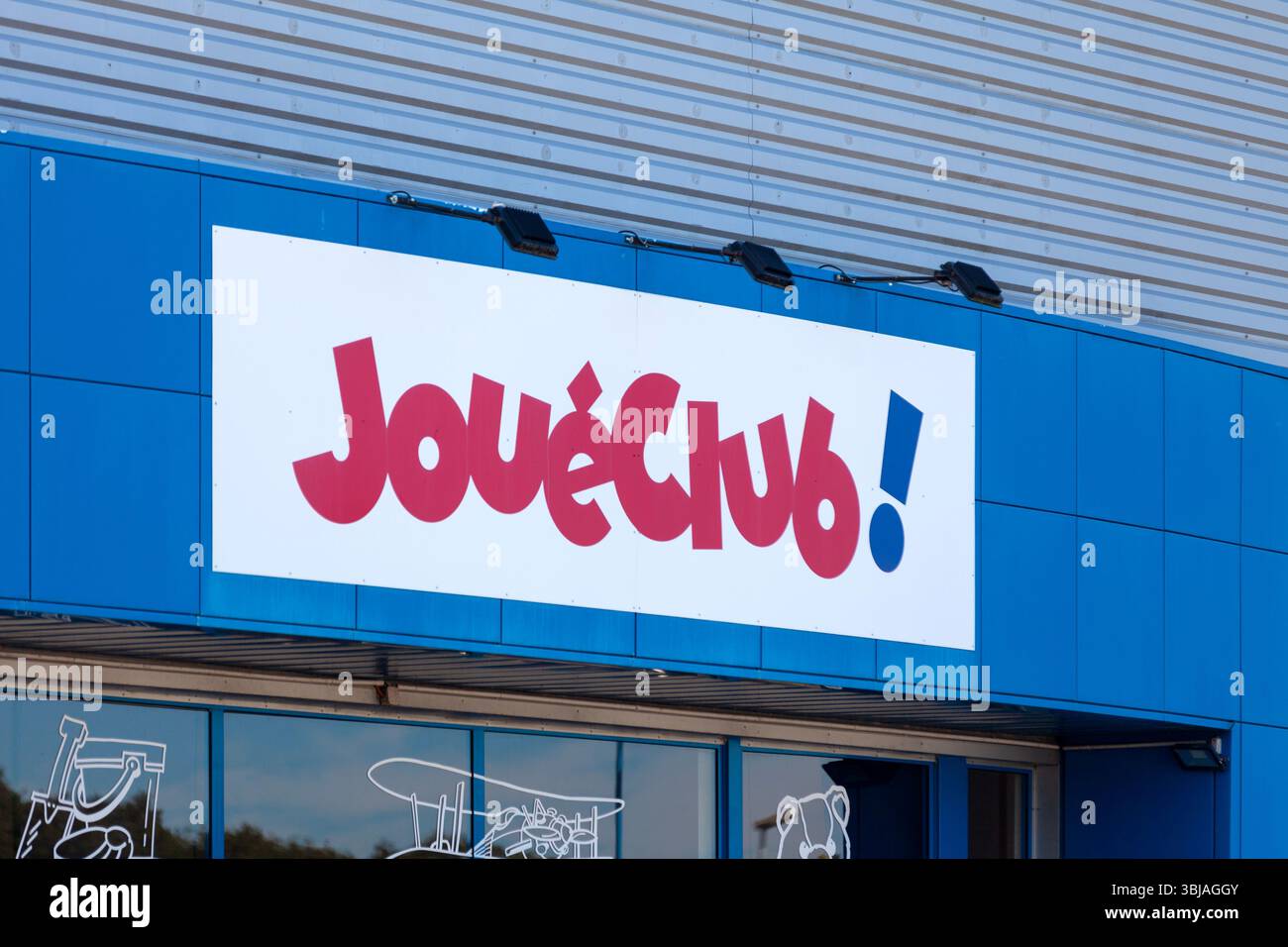 Saint-Martin-des-Champs, Francia - 24 agosto 2022: Segno di JouéClub, una catena francese di negozi di giocattoli. Foto Stock