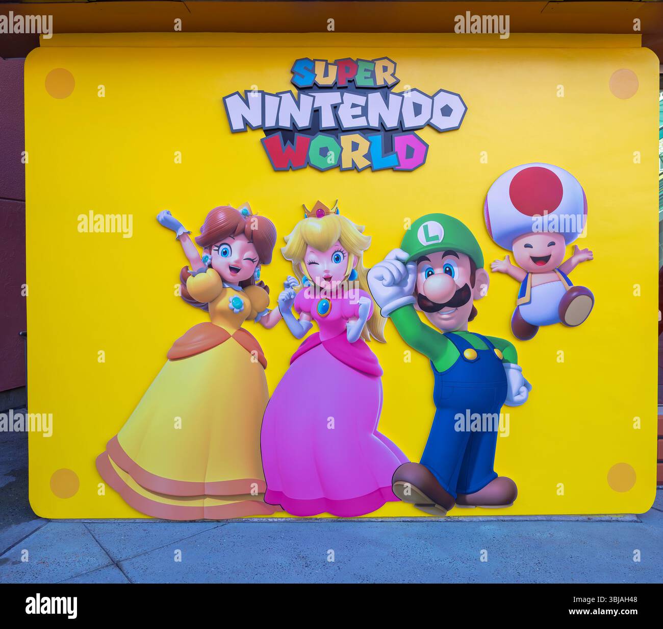 Orlando, Florida, Stati Uniti, 13 maggio 2025. Personaggi iconici di Nintendo danno il benvenuto ai visitatori di Super Nintendo World, dove la magia del gioco prende vita. Foto Stock