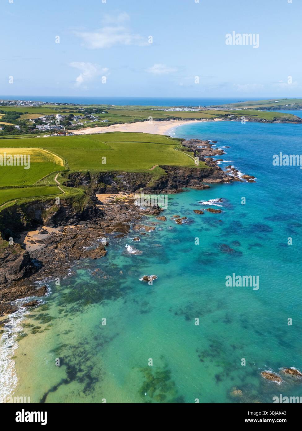 Sole mozzafiato e temperature calde mentre la pioggia intensa durante la notte passa per lasciare una giornata di cielo azzurro sulla costa di Harly Bay, vicino a Padstow, Regno Unito. UK Meteo 14 giugno 2025, Harlyn Bahy, Cornovaglia, Regno Unito ©DGDImages/Alamy Live News Foto Stock