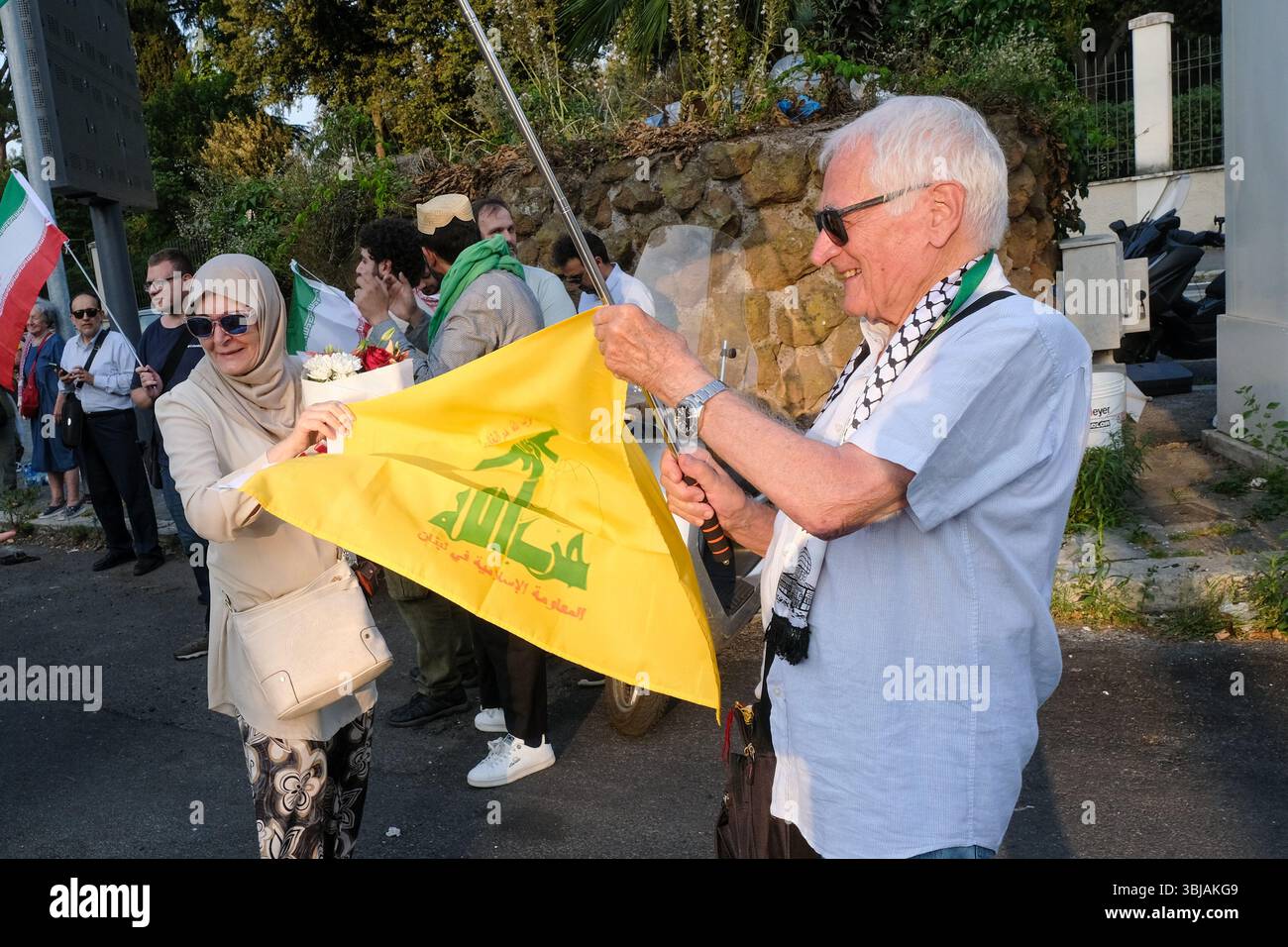 Roma, Italia. 14 giugno 2025. Manifestazione di pro palestinesi con bandiera di Hezbollah in solidarietà con la Repubblica Islamica dell'Iran davanti all'Ambasciata iraniana a Roma, sabato 14 giugno 2025 (foto Mauro Scrobogna/LaPresse) manifestazione pro-palestinese con la bandiera Hezbollah in solidarietà con la Repubblica Islamica dell'Iran davanti all'Ambasciata iraniana a Roma, sabato 14 giugno 2025. (Foto di Mauro Scrobogna/LaPresse) credito: LaPresse/Alamy Live News Foto Stock