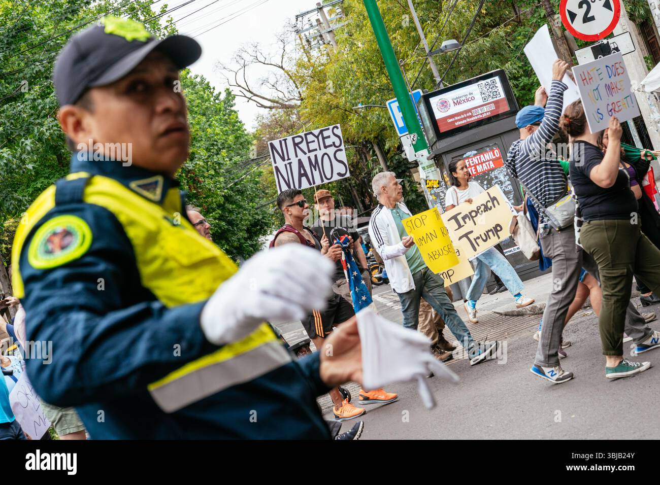 Città del Messico, Messico - 14 giugno 2025: I manifestanti partecipano alla marcia dei Re No, una protesta contro l'autoritarismo e in solidarietà con i movimenti paralleli negli Stati Uniti. La marcia iniziò in Plaza Luis Cabrera e procedette per le strade di Juárez prima di arrivare al Consolato degli Stati Uniti. (Foto: Kit Karzen / Alamy) Foto Stock