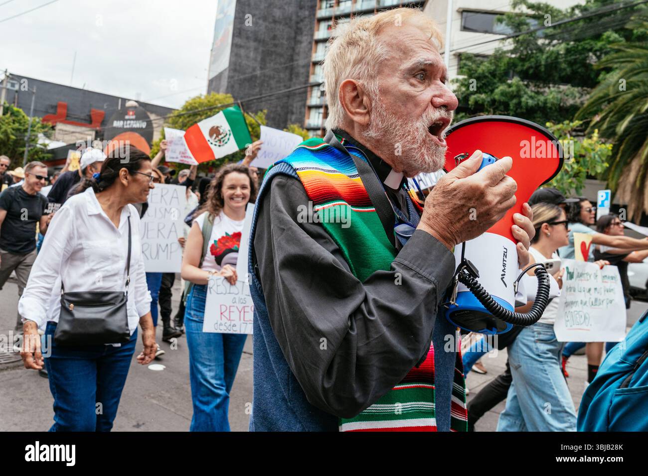 Città del Messico, Messico - 14 giugno 2025: I manifestanti partecipano alla marcia dei Re No, una protesta contro l'autoritarismo e in solidarietà con i movimenti paralleli negli Stati Uniti. La marcia iniziò in Plaza Luis Cabrera e procedette per le strade di Juárez prima di arrivare al Consolato degli Stati Uniti. (Foto: Kit Karzen / Alamy) Foto Stock