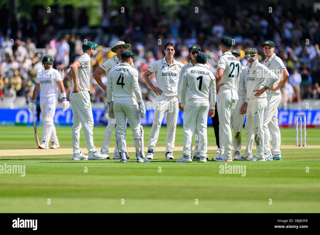 LONDRA, REGNO UNITO. 14 giugno: Pat Cummins dell'Australia (capitano) (centro) con i compagni di squadra celebra dopo aver preso il wicket fuori Temba Bavuma del Sud Africa (capitano) durante la finale del Campionato del mondo ICC 2025 Australia vs Sud Africa al Lord's Cricket Ground sabato 14 giugno 2025 a LONDRA, REGNO UNITO. Crediti: Taka Wu/Alamy Live News Foto Stock