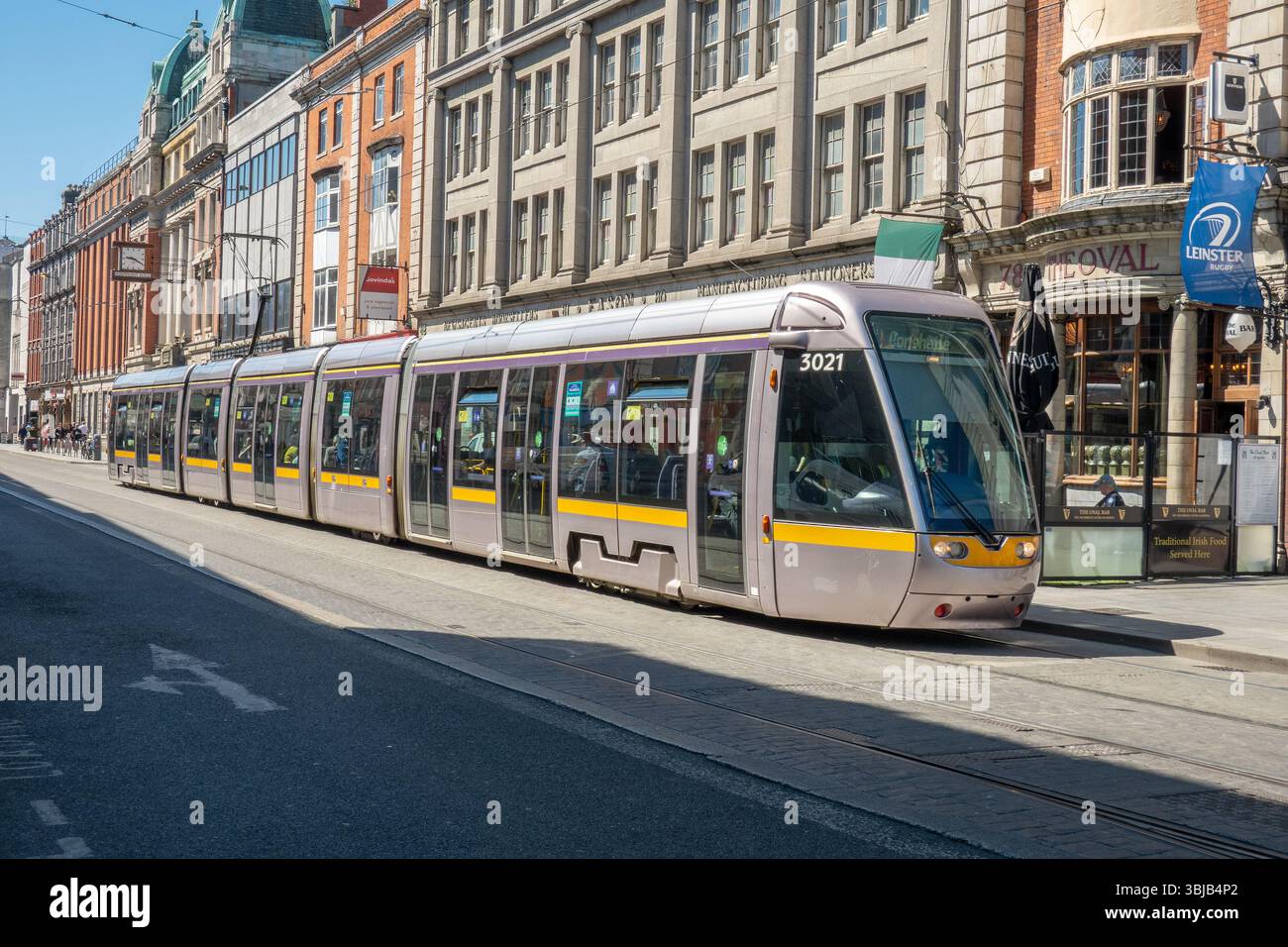 Tram di Dublino (Luas), Middle Abbey St, Dublino Irlanda, edifici storici, vie dello shopping, fiume Liffey, Repubblica d'Irlanda, foto d'archivio Foto Stock