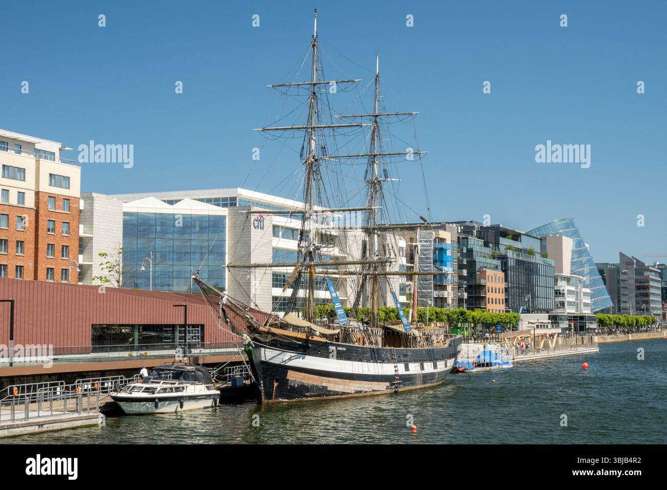 La Jeanie Johnston Replica Famine Ship Dublin Ireland, Historic Buildings, Shopping Streets, The Liffey River, Republic of Ireland, foto di scorta Foto Stock