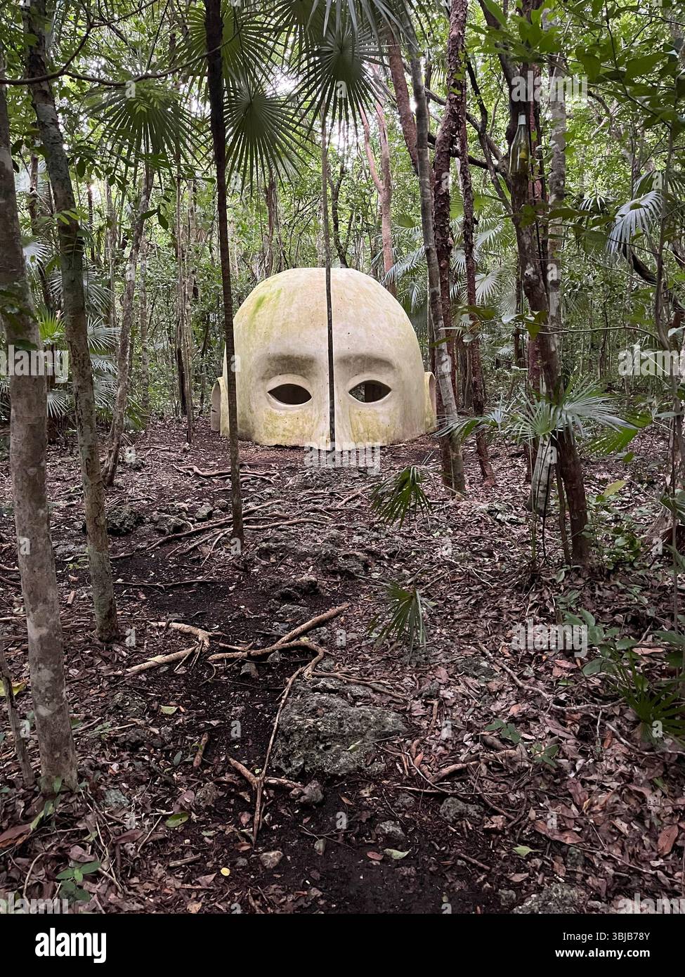 Scultura del viso in un'installazione artistica all'aperto a Tulum, Messico Foto Stock