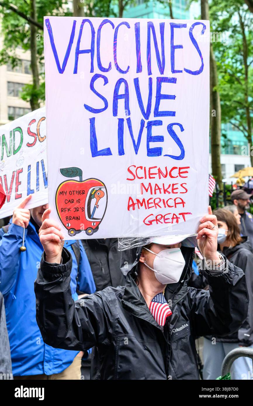 New York, Stati Uniti. 14 giugno 2025. Le persone sfidano la pioggia e portano segni anti-Trump mentre partecipano a una protesta "NO KING” a livello nazionale contro le politiche del presidente degli Stati Uniti Donald Trump. Crediti: Enrique Shore/Alamy Live News Foto Stock