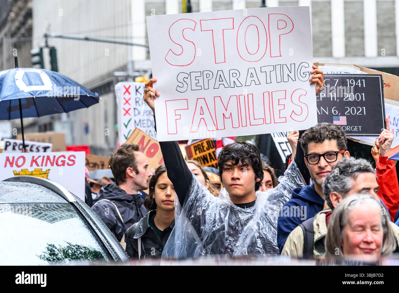 New York, Stati Uniti. 14 giugno 2025. Le persone sfidano la pioggia e portano segni anti-Trump mentre partecipano a una protesta "NO KING” a livello nazionale contro le politiche del presidente degli Stati Uniti Donald Trump. Crediti: Enrique Shore/Alamy Live News Foto Stock