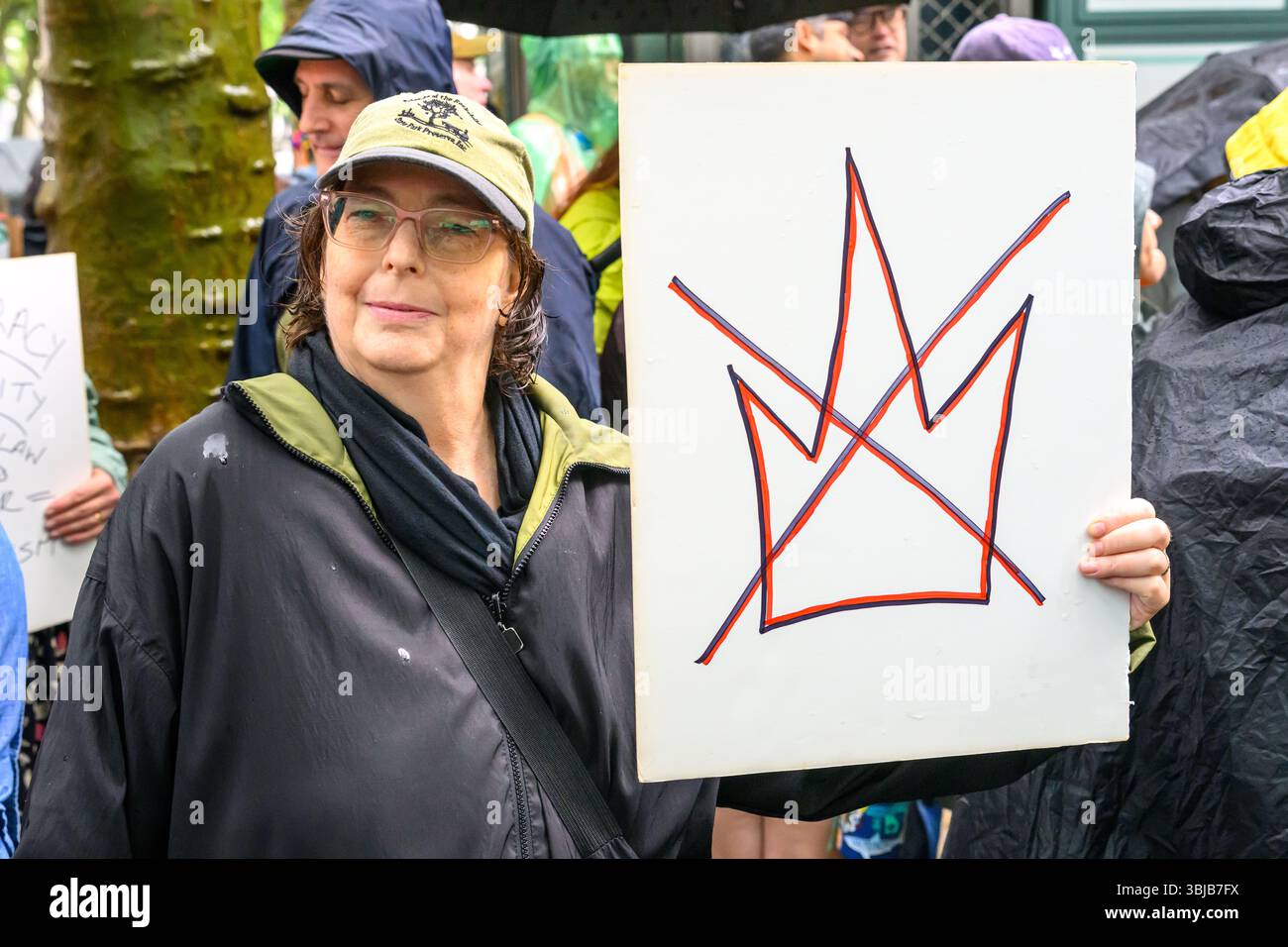 New York, Stati Uniti. 14 giugno 2025. Le persone sfidano la pioggia e portano segni anti-Trump mentre partecipano a una protesta "NO KING” a livello nazionale contro le politiche del presidente degli Stati Uniti Donald Trump. Crediti: Enrique Shore/Alamy Live News Foto Stock