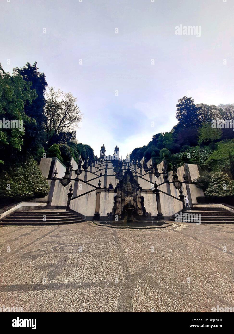 Braga Portogallo marzo 29 2024 maestosa scalinata barocca di Bom Jesus do Monte con fontane ornate e simmetria scultorea che conduce alla sanctua Foto Stock