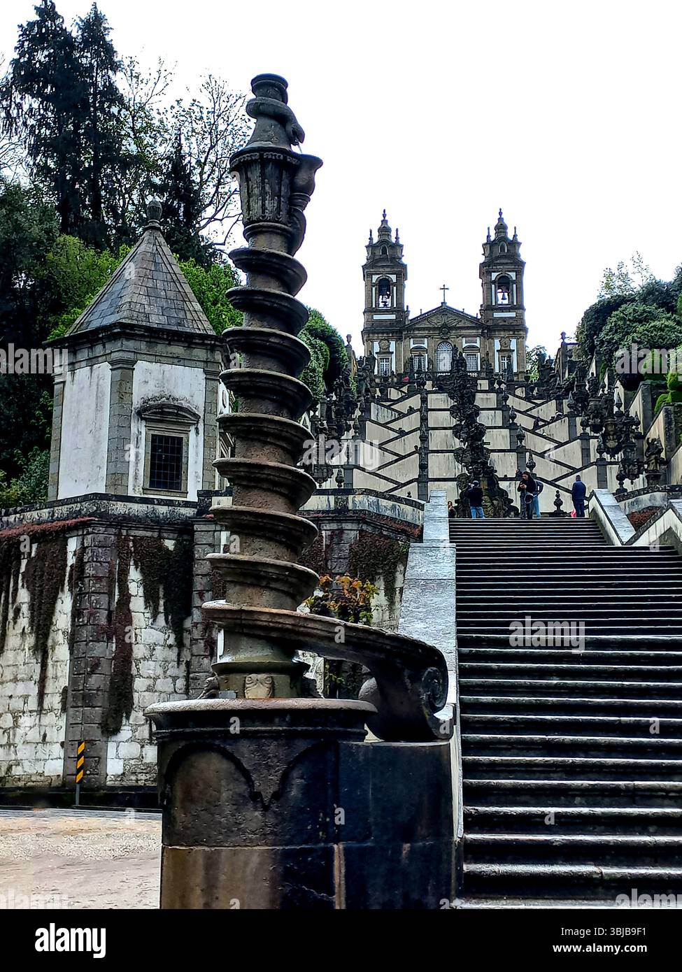 Braga Portogallo marzo 29 2024 maestosa scalinata barocca di Bom Jesus do Monte con fontane ornate e simmetria scultorea che conduce alla sanctua Foto Stock