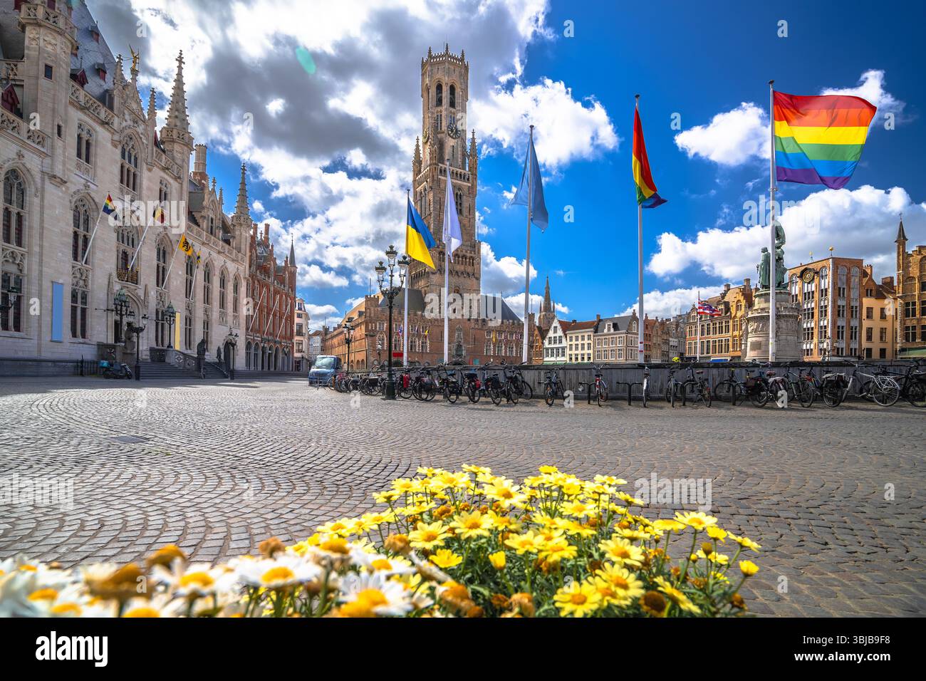 Piazza del mercato, torre di Belfort e vista panoramica della città vecchia di Bruges, centro storico di Bruges, regione fiamminga, Belgio Foto Stock