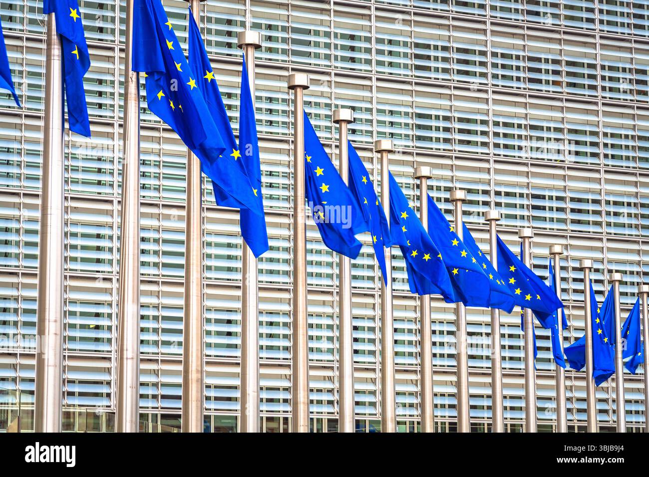 Edificio della Commissione europea e bandiera dell'UE sulla vista dei pali, Bruxelles, Belgio Foto Stock