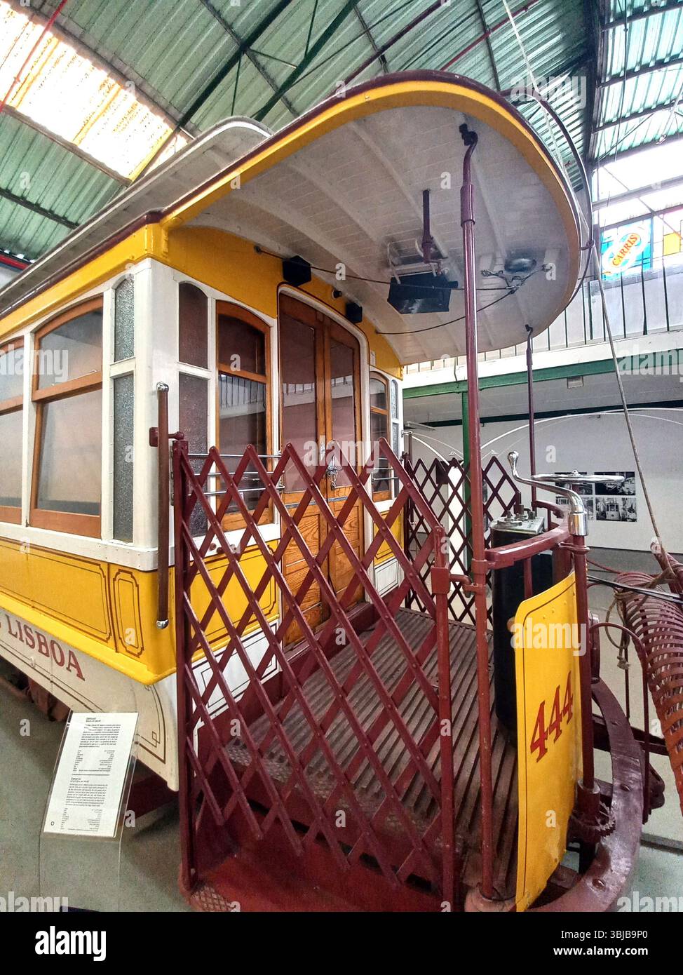 Lisbona, Portogallo. 12 aprile 2024 un tram giallo d'epoca originale esposto nel Museu da Carris di Lisbona, con interni in legno, vecchie insegne e Foto Stock