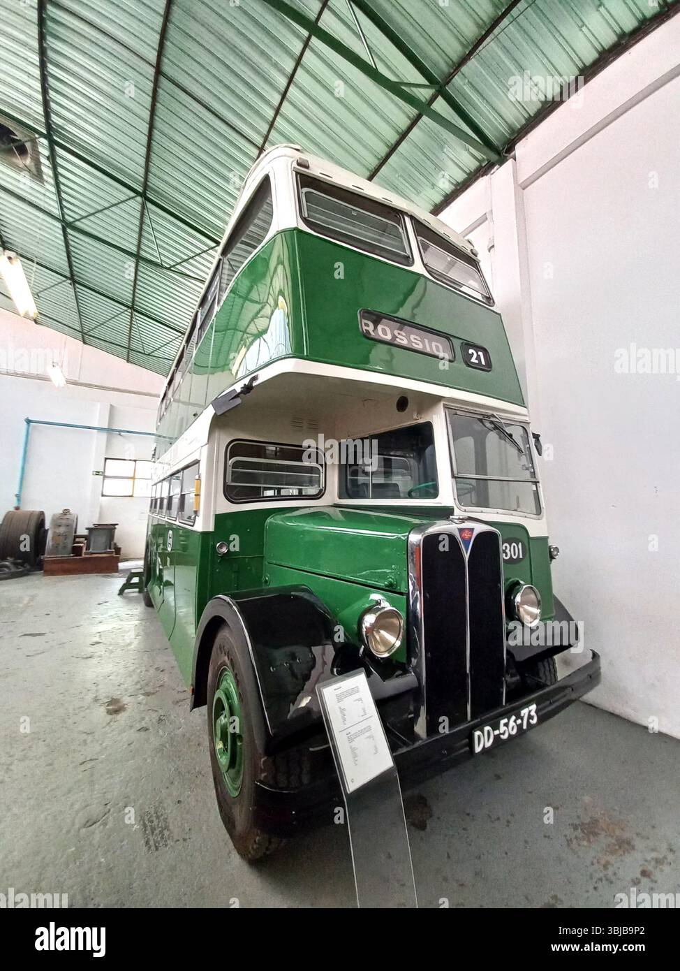 Lisbona, Portogallo. 12 aprile 2024 autobus a due piani verde e bianco in stile londinese degli anni '1950 esposto all'interno del Carris Transport Museum, che mostra cla Foto Stock