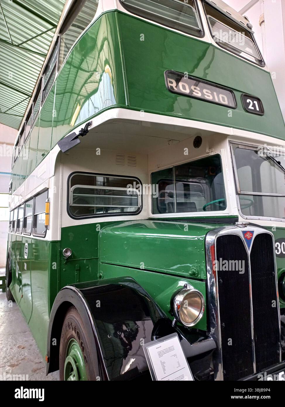 Lisbona, Portogallo. 12 aprile 2024 autobus a due piani verde e bianco in stile londinese degli anni '1950 esposto all'interno del Carris Transport Museum, che mostra cla Foto Stock