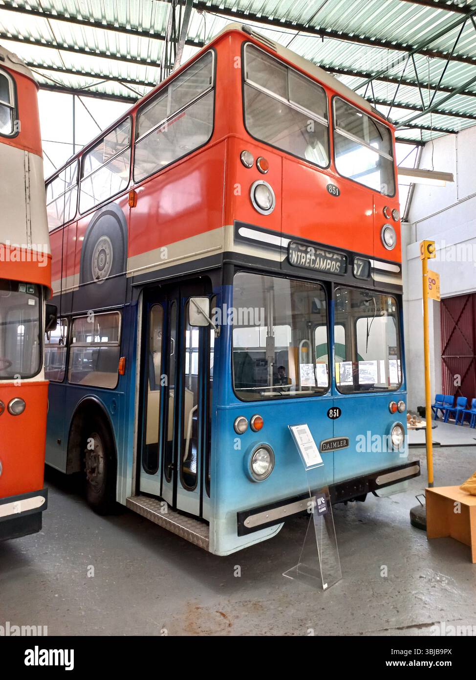 Lisbona, Portogallo. 18 maggio 2024 storico autobus a due piani Daimler dipinto in blu e rosso presso la mostra dei trasporti Museu da Carris Foto Stock