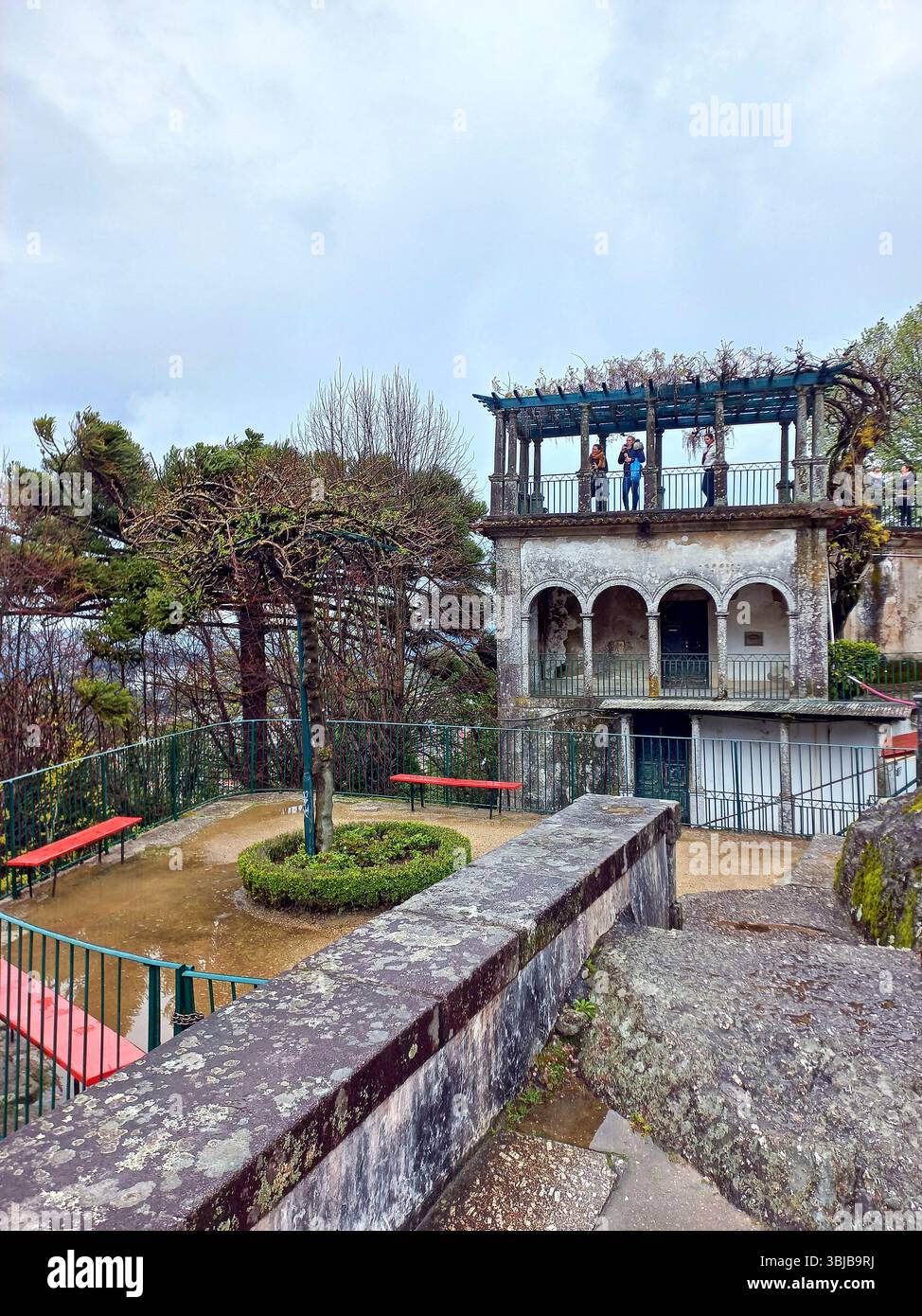 Braga Portogallo marzo 29 2024 i turisti visitano uno storico belvedere in pietra con tetto a pergola e area salotto circolare presso il santuario Bom Jesus do Monte Foto Stock