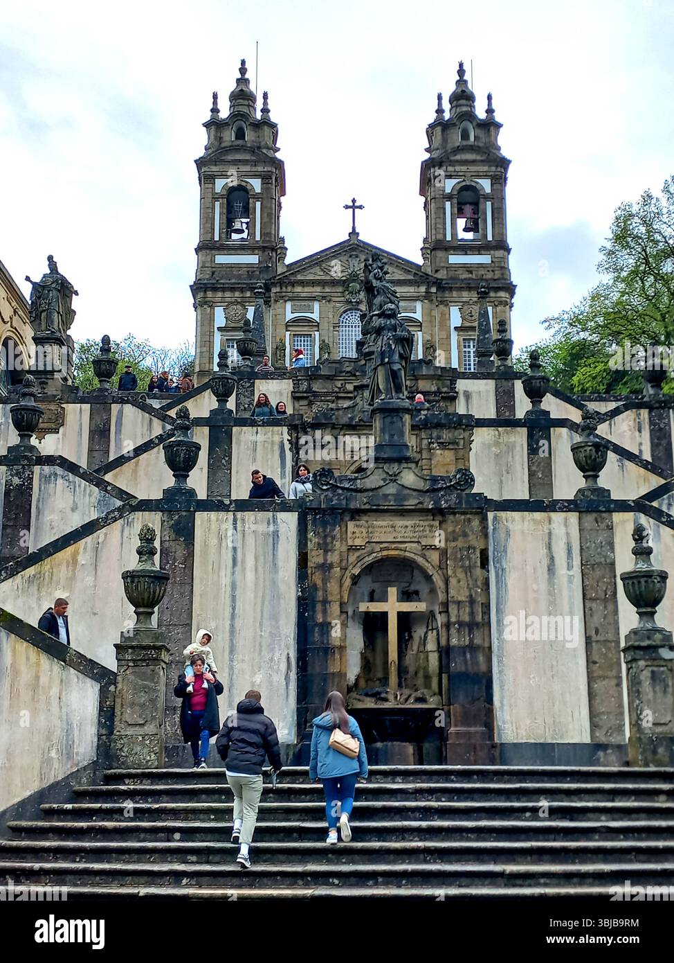 Braga Portogallo marzo 29 2024 maestosa scalinata barocca di Bom Jesus do Monte con fontane ornate e simmetria scultorea che conduce alla sanctua Foto Stock