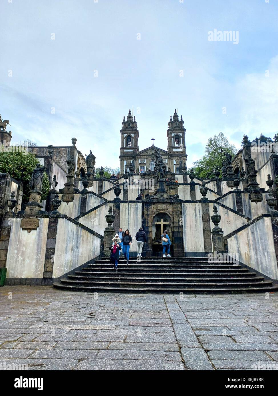 Braga Portogallo marzo 29 2024 maestosa scalinata barocca di Bom Jesus do Monte con fontane ornate e simmetria scultorea che conduce alla sanctua Foto Stock
