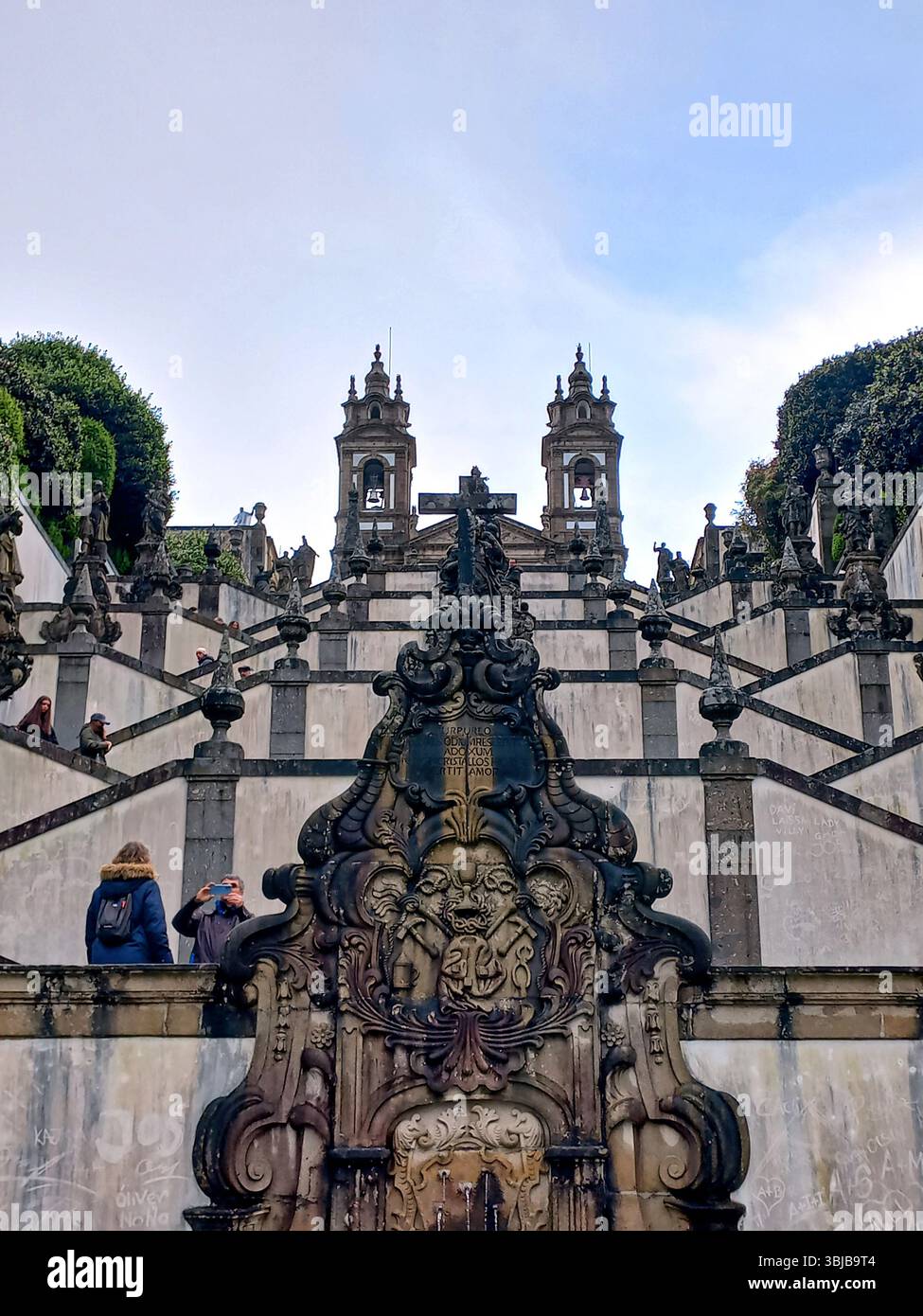 Braga Portogallo marzo 29 2024 maestosa scalinata barocca di Bom Jesus do Monte con fontane ornate e simmetria scultorea che conduce alla sanctua Foto Stock