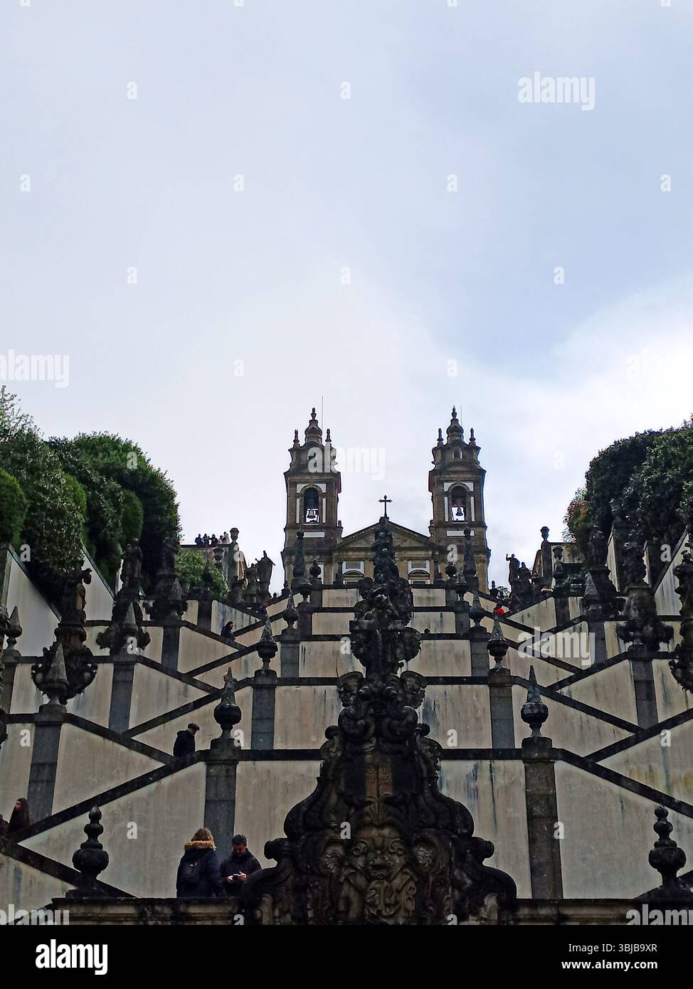 Braga Portogallo marzo 29 2024 maestosa scalinata barocca di Bom Jesus do Monte con fontane ornate e simmetria scultorea che conduce alla sanctua Foto Stock